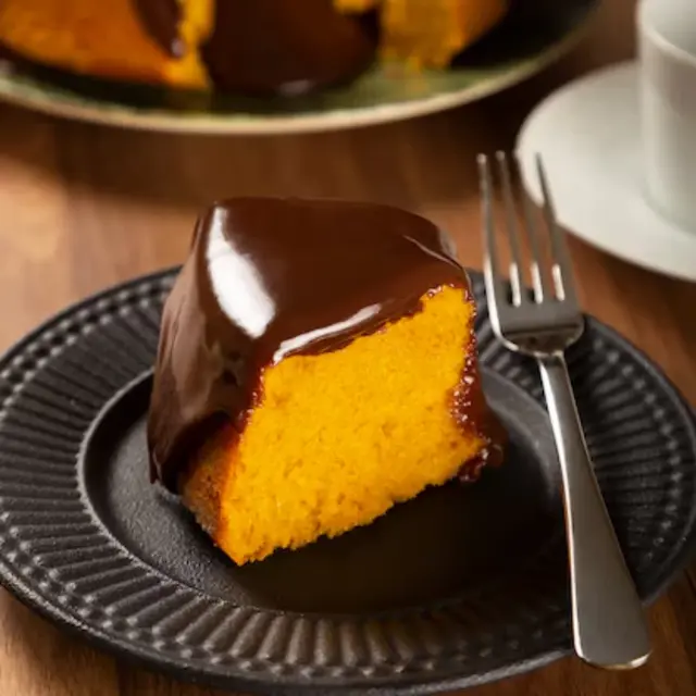 Bolo de cenoura com calda cremosa de chocolate